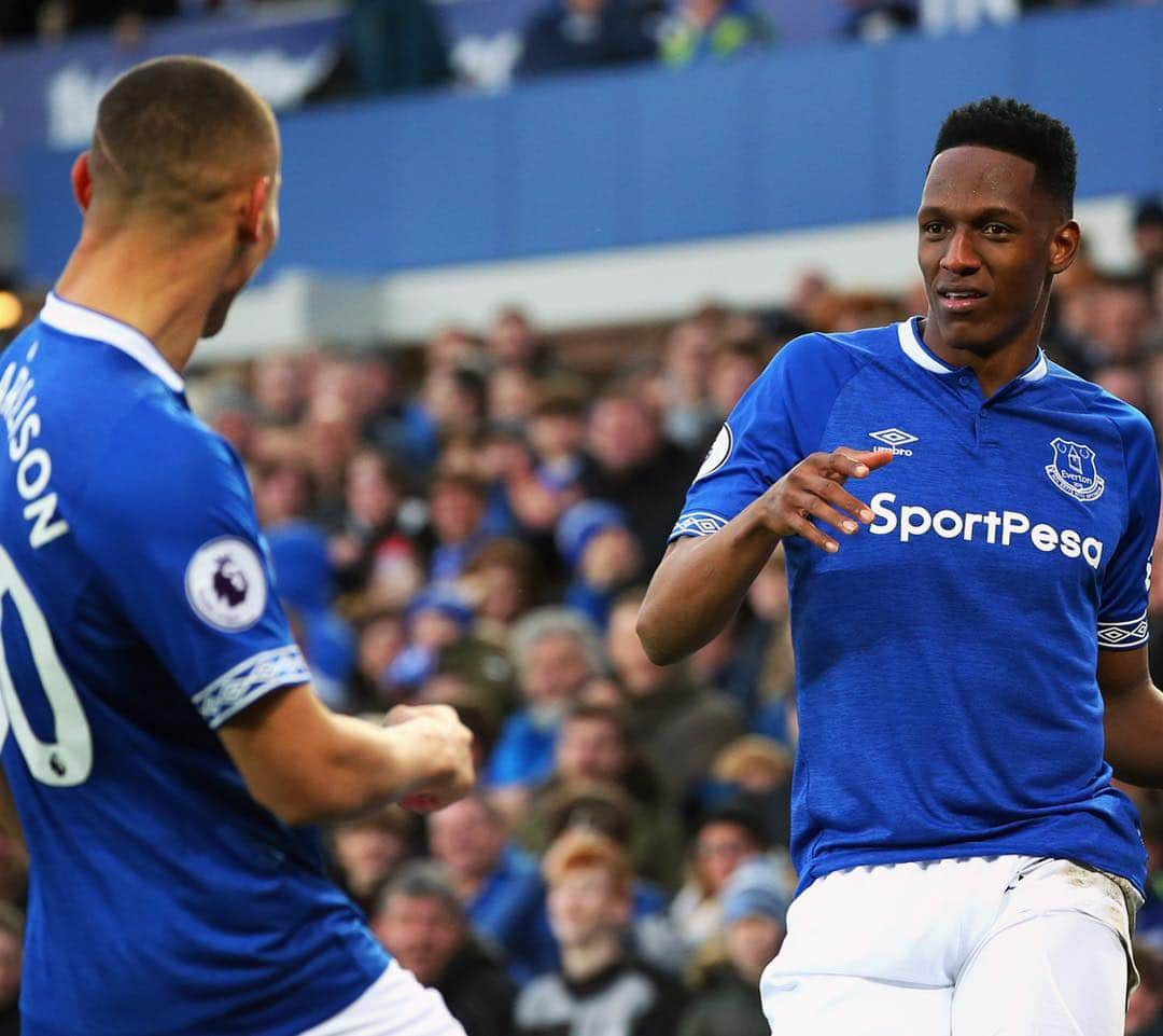 エヴァートンFCさんのインスタグラム写真 - (エヴァートンFCInstagram)「Dance like a sold-out Goodison is watching... 😅🕺 • • • #everton #efc #coyb #mina #richarlison #celebration #dance #eveche #chelsea #goal #goodison #pl #seleçãobrasileira #seleccioncolombia」3月20日 23時10分 - everton