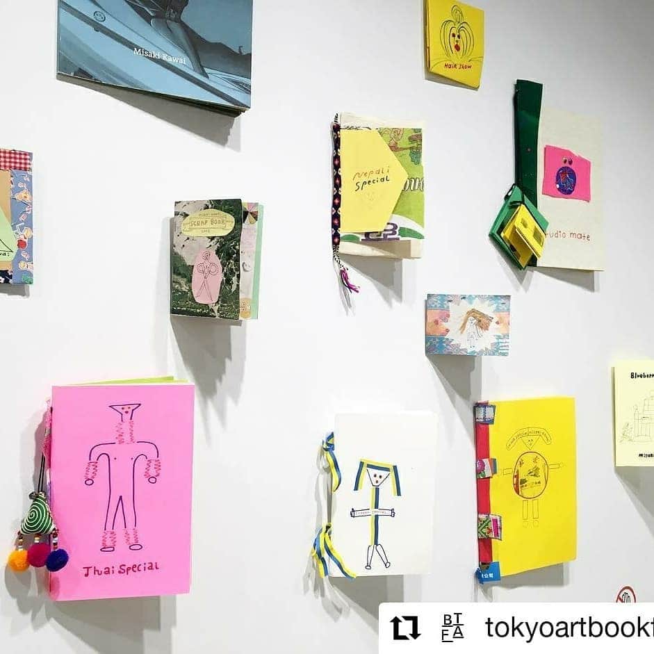 のインスタグラム：「#Repost @tokyoartbookfair • • • • • • ＜News!!＞ Paper Party with @misakikawai 🎉 ﻿ 明日3/21(木/祝)好評開催中のEXHIBITION 2 河井美咲『Paper Party』に合わせ、参加型イベントの開催が急遽決定いたしました！﻿ ﻿ 河井美咲さんが用意した様々な紙の素材を選び、エディション番号入りの限定カバーで製本、一冊だけの特別なZINEをお持ち帰りいただけます。当日は作家も在廊いたします。﻿ ﻿ 1日限りの特別な「Paper Party」ぜひお気軽にご参加ください！﻿ ﻿ 日時：3/21(木祝) 12:00 - 14:00﻿ 予約不要。参加費：500円﻿ 参加定員：40~50名 ﻿ ＊定員に達し次第終了となります。﻿ ＊おひとりさま一冊まで。﻿ ＊年齢制限はございません。﻿ ﻿ #銀座ソニーパーク #ginzasonypark #tokyoartbookfair #tabf #misakikawai ・・・ #ワークショップ」