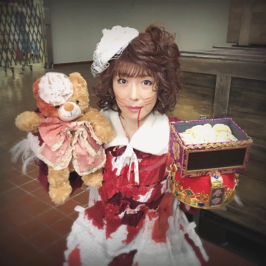 若村麻由美さんのインスタグラム写真 - (若村麻由美Instagram)「【告知】ピンクハウスの格好をしてせんべい食べている謎の女性に、微笑まれたstaff Aです😮その微笑みの意味は、、、 . 📺今夜 (24時58分)深夜0時58分〜1時38分 明日3月22日(金)迄TBS系連夜放送中 『SiCK’S 恕乃抄（シックスじょのしょう）』 玉森敏子役 年齢:95歳 人の寿命を食べて若返るSPEC https://www.tbs.co.jp/sicks_specsaga/ . #若村麻由美 #mayumiwakamura #tbs #SPEC #スペック #堤幸彦 #木村文乃 #松田翔太 #竜雷太 #玉森敏子 #寿命せんべい #一部地域 #連日放送中」3月20日 23時13分 - mayumiwakamura_official