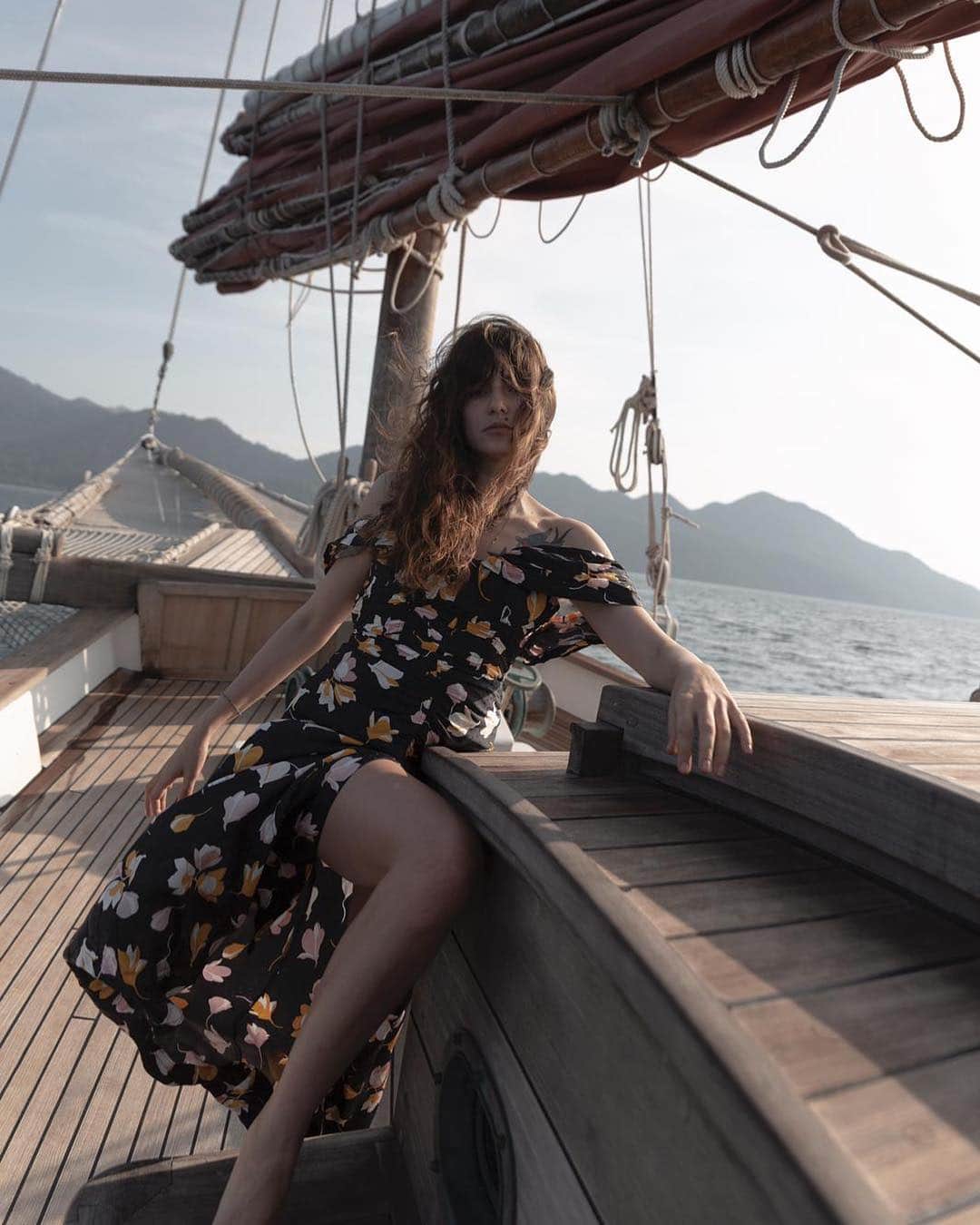SELF PORTRAITさんのインスタグラム写真 - (SELF PORTRAITInstagram)「Italian in the Malaysian sea @eleonoracarisi Photo by @ownwayofinspiration #sunseaSP」3月20日 23時14分 - mrselfportrait