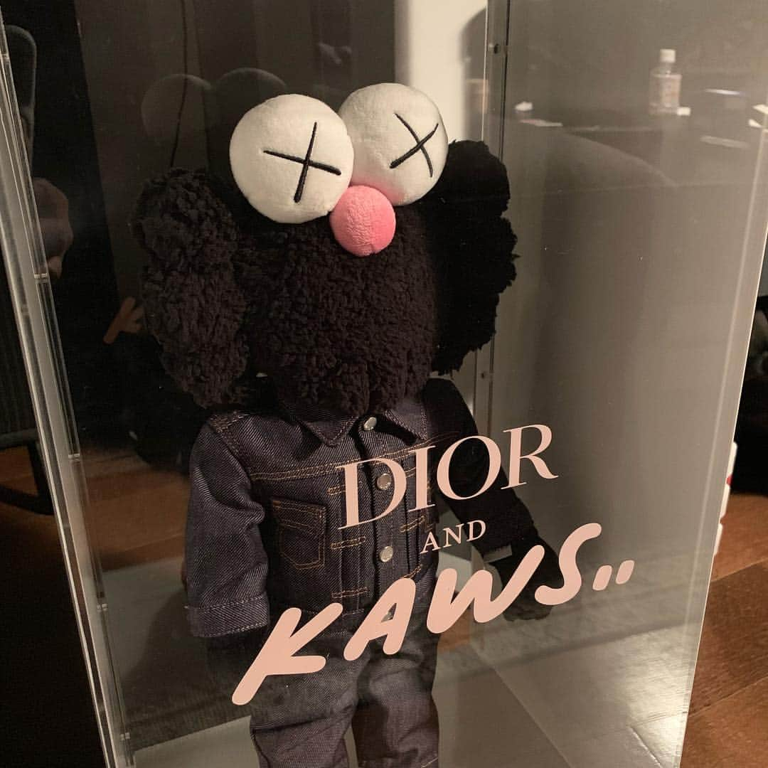 藤原ヒロシさんのインスタグラム写真 - (藤原ヒロシInstagram)「大きい段ボールから出てきたのは、 @dior @kaws 君！」3月20日 23時14分 - fujiwarahiroshi