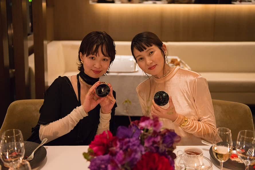 三苫愛さんのインスタグラム写真 - (三苫愛Instagram)「昨晩は @yslbeauty のテーブルマナーを学べるディナー会にご招待頂き、コンラッド東京のフレンチをいただきました🥀 母親になってからこんな機会も無かったのですが、たくさんの経験をしてきたであろう素敵な先生にテーブルマナーを教えて頂き、すごく貴重な経験でした🍴 昨日参加していたメンバーは久々に会う方も多くて、とっても楽しかったです。 女性として母親として、人を大切に、こころに少しでも余裕を持って過ごしていきたいですね。 わたしも先生みたいな歳の重ね方をしたいと思いました。 その後は二次会でまたPLUS TOKYOに🍷 最後の夜は大好きな人達と過ごせて幸せでした。 次はハクとベイビーガールを連れて日本に帰ってきたいです。 #アンクルドポールクッション  #ECOLEDEYSLBEAUTY @yslbeauty」3月20日 23時17分 - ai_mitoma