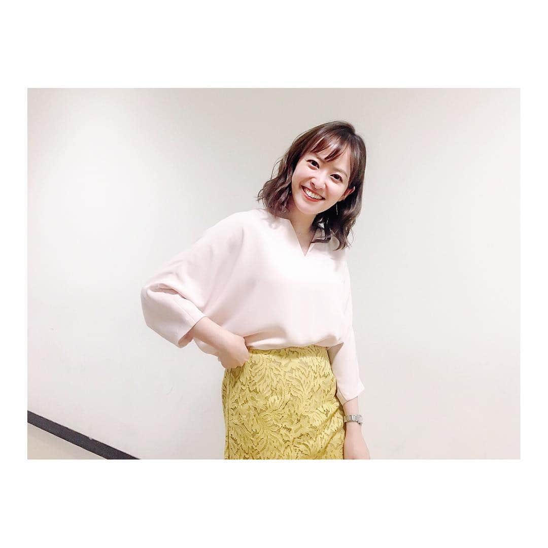 のインスタグラム：「NHK BS1「 #スポーツ酒場語り亭 」先週放送の衣装はお馴染みの @_parigot_ さんでした。 桜色と菜の花色。春らしい綺麗な色の組み合わせ🌸🌼 ． 番組ですが今週22日金曜日に生放送があります！ よる9時から、テーマは「イチロー伝説」 詳細は👆3枚目に。 日本で行われているメジャーリーグ開幕シリーズ。 イチロー選手はスタメン出場、ファンを喜ばせてくれています。 レジェンドについて語り合い盛り上がりましょう！是非ご覧下さい〜！ ． #nhkbs1 #スポーツ酒場  #イチロー 選手 #メジャーリーグ#MLB #ミッツマングローブ #西島まどか」