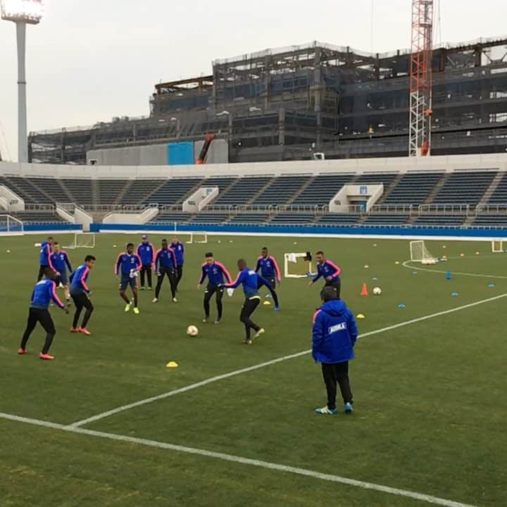 サッカーニュース：Qoly（コリー）のインスタグラム：「. 来日しているコロンビア代表の練習風景（奥は建設中の横浜市立市民病院） . キリンチャレンジカップ2019 日本vsコロンビア . 試合は3月22日（金）19:20キックオフ⚽️ . #キリンチャレンジカップ #日本代表 #daihyo #samuraiblue #コロンビア代表 #SomosSelecciónColombia #ファルカオ #RadamelFalcao #横浜 #yokohama #サッカー #soccer #football #Qoly #コリー」