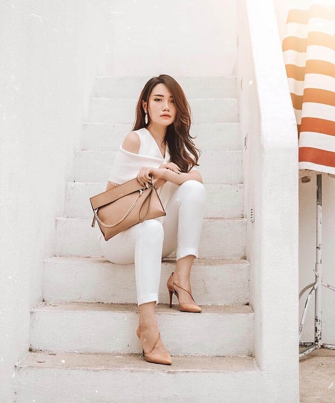 ALDO shoesさんのインスタグラム写真 - (ALDO shoesInstagram)「Who else is obsessed with the neutral palette? Get @monitapramelia’s look with our Lighthart clutch and Loverani shoes. #AldoIndonesia #AldoCrew #AldoShoes」3月20日 23時22分 - aldo_shoes