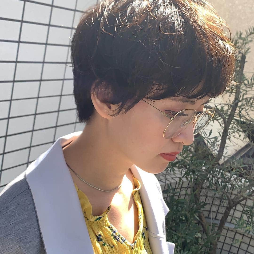 並木一樹さんのインスタグラム写真 - (並木一樹Instagram)「hair cut short✂︎ ・ ショートにニュアンスパーマでチェンジ✂︎ 顔まわりを残すより以外とスッキリとカットした方が小顔に見えますよ👌🏻 ・ バッサリカットならお任せください✂︎ 小顔なショートに素敵に変身させます🌿🌿 皆様いつもありがとうございます✨✨ ・ 初めてご来店してくださる方のためにサロンへの行き方をストーリーのハイライトのMAPに載せていますので是非ご覧ください✨ #hair#cut #bob#color #namikihair #short #ショートヘア #ベリーショート #ハンサムショート #パーマヘア#ショートパーマ #トランクスヘアー #小顔ショート」3月20日 23時29分 - casi_namiki