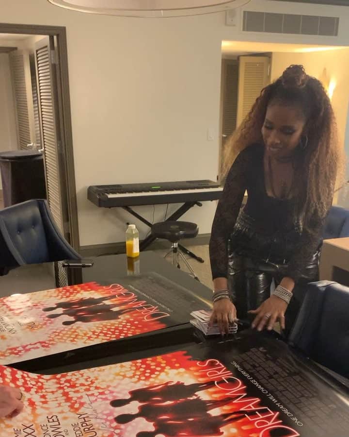 ジェニファー・ハドソンのインスタグラム：「I’m having a moment yal! When I walked in that room and saw both #dreamgirls and #cats poster , it took me out ! I did not expect that ! I had to share this moment  with #teamjhud #jhudproductions」