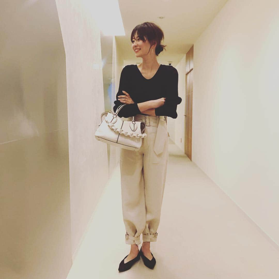 五明祐子さんのインスタグラム写真 - (五明祐子Instagram)「一目惚れしたTodsのバッグ😍✨ 上質なレザー、収納力もあって実用的だし、 キレイめにも、デニムなんかのカジュアルな雰囲気にも使えそう😍 そしてなんといってもこれ、和装👘にも絶対持てるバッグだわ！と思い即決！ 別売りの縄なわチャームを付けて、クラシカルな雰囲気から大好きなカジュアルスタイルまで、幅広くコーディネートを楽しめそう😍❤️ ・ ・ #tods#バッグ#カラー悩んだけどやっぱり白#1年中使えます#和装にも✨」3月20日 23時32分 - gomyoyuko