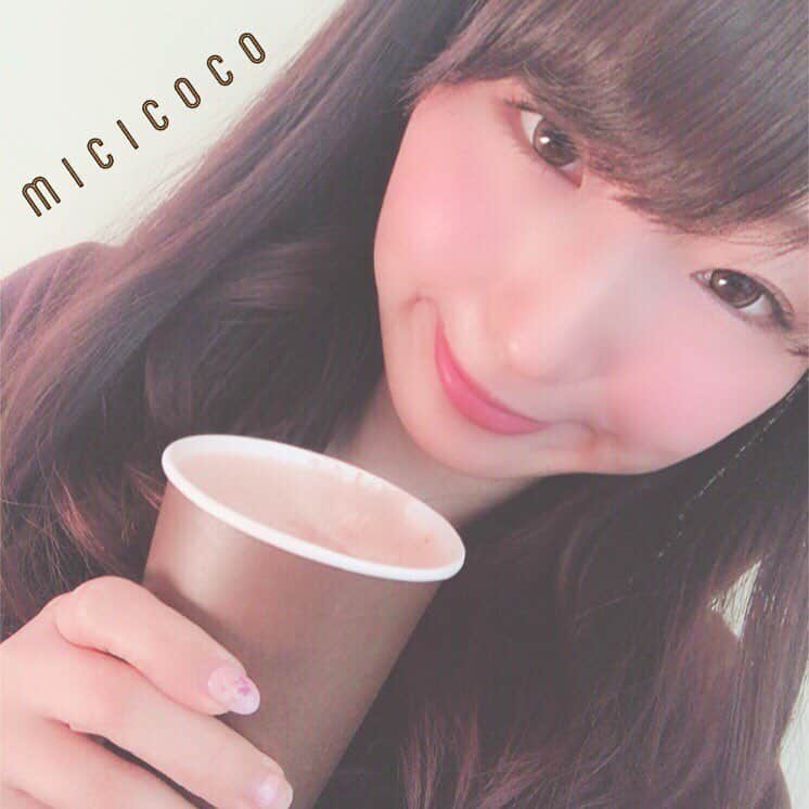 高橋遥さんのインスタグラム写真 - (高橋遥Instagram)「*﻿﻿﻿﻿﻿ Cafe&Chocolate MICICOCO＊﻿ ﻿ 新潟市西区の住宅街にあるミチココさん♡﻿ 新潟県立図書館内にあったときに﻿ ロケでお邪魔してから﻿ ずっとファンのお店なのです♡﻿ ﻿ カカオ豆を自家焙煎して石臼で挽いて作る﻿ 「Beanto Bar」チョコを使った焼菓子やドリンクの本格チョコレート店﻿ ﻿ 写真は、チョコタルトとホットチョコレート♪﻿ ﻿ 1番人気のホットチョコレートドリンクは、日替わりでカカオ豆が変わるそうで、今回はトリニダード・トバゴ🇹🇹のカカオ豆﻿ ﻿ どれも本当においしいー！\(◡̈)/﻿ ﻿ オーナーさんも妹さんも﻿ ちっちゃい赤ちゃんをおぶってお店に立っている﻿ 頑張るママたち！！﻿ パワーがもらえてホッとひと息つける﻿ 愛情いっぱいのお店です＊﻿ ﻿ ﻿﻿﻿ #micicoco #ミチココ #オススメカフェ﻿ #新潟市西区 #チョコレート #chocolate﻿ #新潟 #beantober #自家製チョコレート﻿ #カカオ豆 #チョコタルト #ホットチョコレート﻿ #おうちカフェ #cafe #カフェ ﻿ #頑張るママ ととっても良い子の #赤ちゃん」3月20日 23時42分 - haruka.takahashi.33