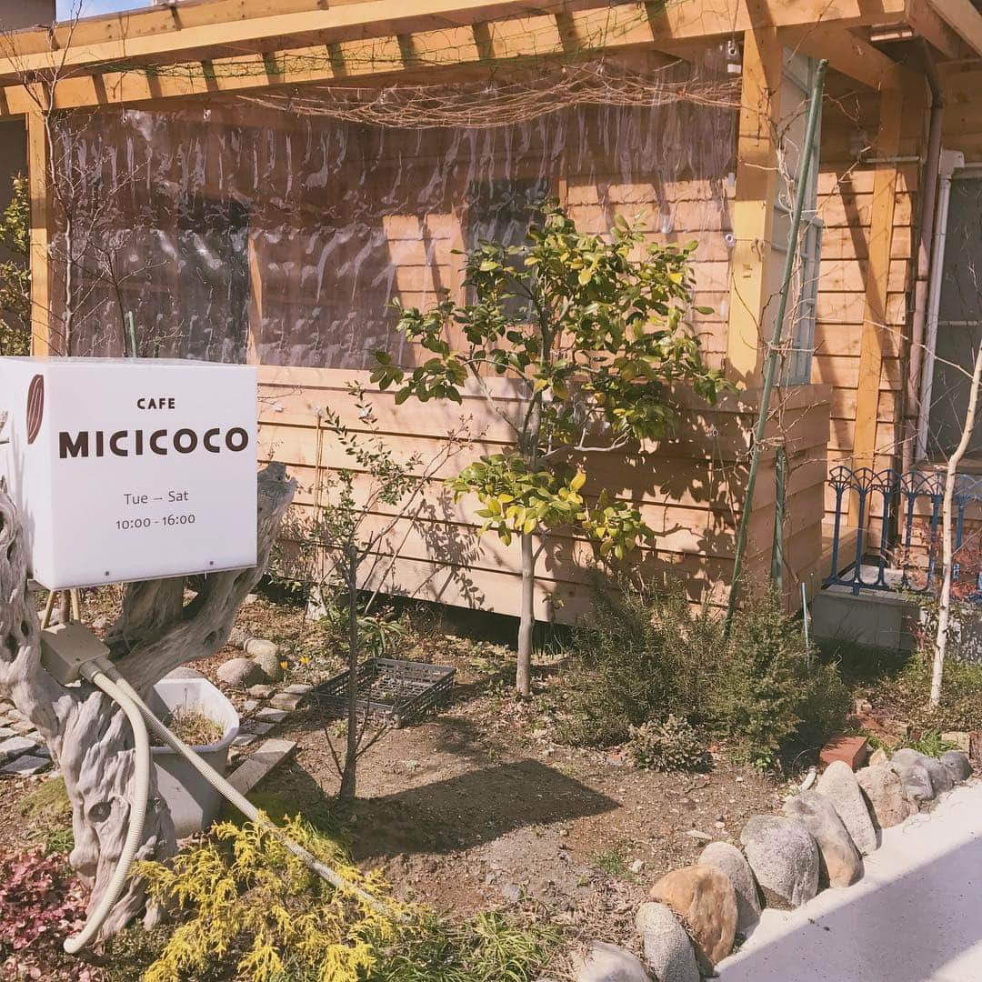 高橋遥さんのインスタグラム写真 - (高橋遥Instagram)「*﻿﻿﻿﻿﻿ Cafe&Chocolate MICICOCO＊﻿ ﻿ 新潟市西区の住宅街にあるミチココさん♡﻿ 新潟県立図書館内にあったときに﻿ ロケでお邪魔してから﻿ ずっとファンのお店なのです♡﻿ ﻿ カカオ豆を自家焙煎して石臼で挽いて作る﻿ 「Beanto Bar」チョコを使った焼菓子やドリンクの本格チョコレート店﻿ ﻿ 写真は、チョコタルトとホットチョコレート♪﻿ ﻿ 1番人気のホットチョコレートドリンクは、日替わりでカカオ豆が変わるそうで、今回はトリニダード・トバゴ🇹🇹のカカオ豆﻿ ﻿ どれも本当においしいー！\(◡̈)/﻿ ﻿ オーナーさんも妹さんも﻿ ちっちゃい赤ちゃんをおぶってお店に立っている﻿ 頑張るママたち！！﻿ パワーがもらえてホッとひと息つける﻿ 愛情いっぱいのお店です＊﻿ ﻿ ﻿﻿﻿ #micicoco #ミチココ #オススメカフェ﻿ #新潟市西区 #チョコレート #chocolate﻿ #新潟 #beantober #自家製チョコレート﻿ #カカオ豆 #チョコタルト #ホットチョコレート﻿ #おうちカフェ #cafe #カフェ ﻿ #頑張るママ ととっても良い子の #赤ちゃん」3月20日 23時42分 - haruka.takahashi.33