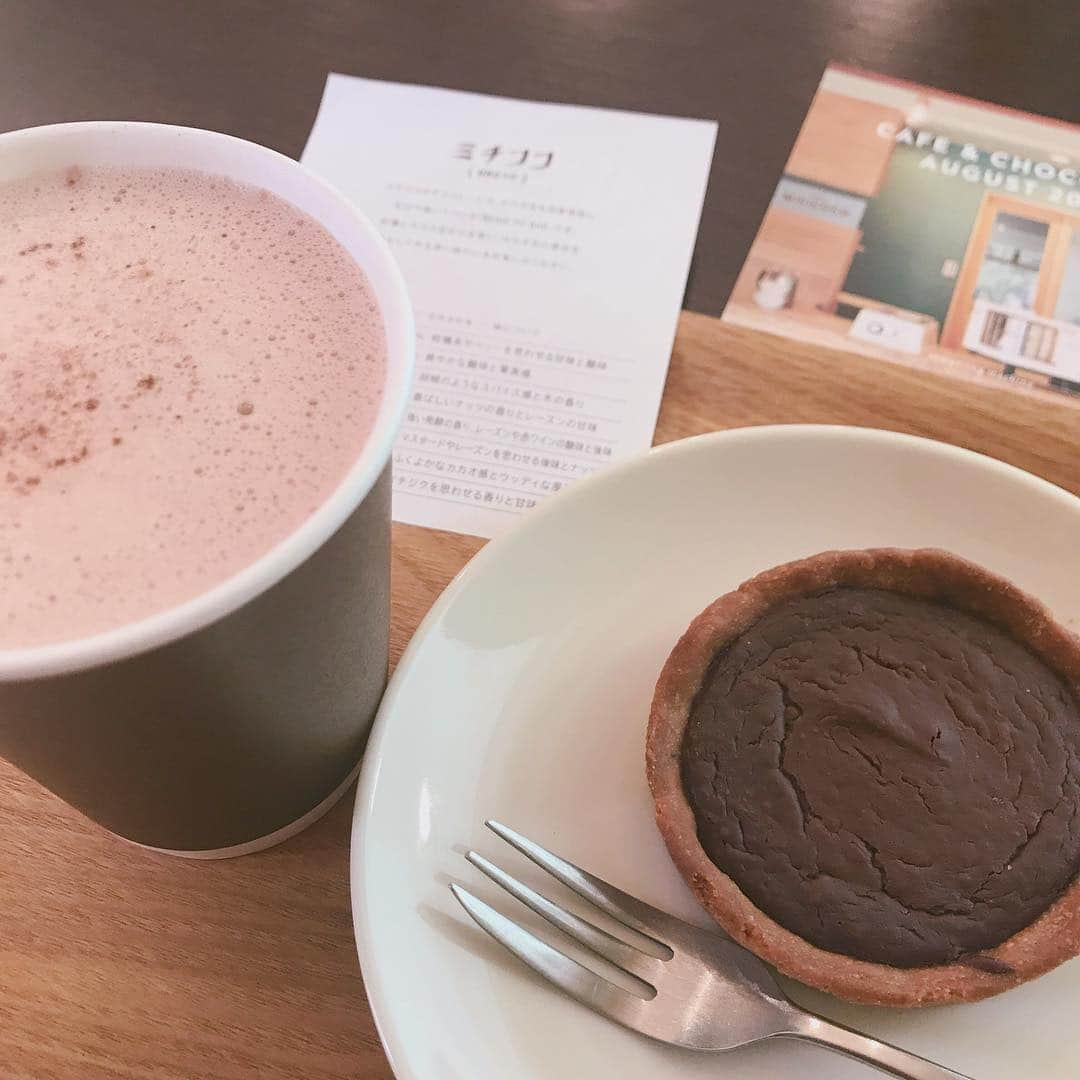 高橋遥さんのインスタグラム写真 - (高橋遥Instagram)「*﻿﻿﻿﻿﻿ Cafe&Chocolate MICICOCO＊﻿ ﻿ 新潟市西区の住宅街にあるミチココさん♡﻿ 新潟県立図書館内にあったときに﻿ ロケでお邪魔してから﻿ ずっとファンのお店なのです♡﻿ ﻿ カカオ豆を自家焙煎して石臼で挽いて作る﻿ 「Beanto Bar」チョコを使った焼菓子やドリンクの本格チョコレート店﻿ ﻿ 写真は、チョコタルトとホットチョコレート♪﻿ ﻿ 1番人気のホットチョコレートドリンクは、日替わりでカカオ豆が変わるそうで、今回はトリニダード・トバゴ🇹🇹のカカオ豆﻿ ﻿ どれも本当においしいー！\(◡̈)/﻿ ﻿ オーナーさんも妹さんも﻿ ちっちゃい赤ちゃんをおぶってお店に立っている﻿ 頑張るママたち！！﻿ パワーがもらえてホッとひと息つける﻿ 愛情いっぱいのお店です＊﻿ ﻿ ﻿﻿﻿ #micicoco #ミチココ #オススメカフェ﻿ #新潟市西区 #チョコレート #chocolate﻿ #新潟 #beantober #自家製チョコレート﻿ #カカオ豆 #チョコタルト #ホットチョコレート﻿ #おうちカフェ #cafe #カフェ ﻿ #頑張るママ ととっても良い子の #赤ちゃん」3月20日 23時42分 - haruka.takahashi.33