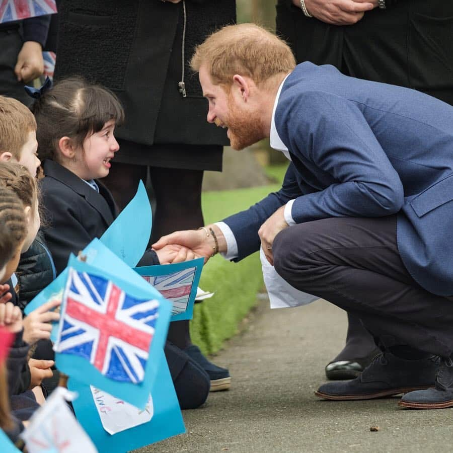 ウィリアム（ケンブリッジ公）さんのインスタグラム写真 - (ウィリアム（ケンブリッジ公）Instagram)「The @QueensCanopy is a conservation initiative, uniting the Commonwealth family of nations in creating a global network of indigenous forests to benefit communities and wildlife, now, and into the future.  Visit @TheRoyalFamily to see The Duke of Sussex join children from St Vincent’s Catholic Primary School in Acton to take part in a tree planting in support of The Queen’s Commonwealth Canopy, together with the @WoodlandTrust. #QueensCommonwealthCanopy #Commonwealth」3月20日 23時37分 - princeandprincessofwales