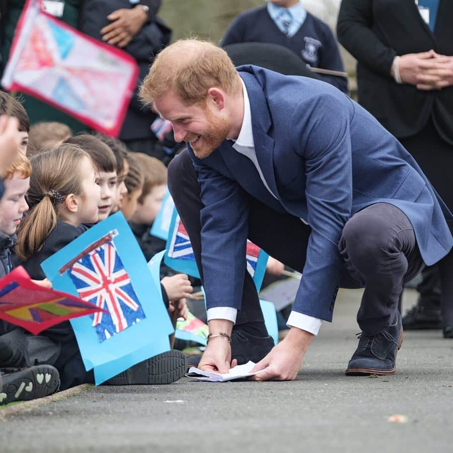 ウィリアム（ケンブリッジ公）さんのインスタグラム写真 - (ウィリアム（ケンブリッジ公）Instagram)「The @QueensCanopy is a conservation initiative, uniting the Commonwealth family of nations in creating a global network of indigenous forests to benefit communities and wildlife, now, and into the future.  Visit @TheRoyalFamily to see The Duke of Sussex join children from St Vincent’s Catholic Primary School in Acton to take part in a tree planting in support of The Queen’s Commonwealth Canopy, together with the @WoodlandTrust. #QueensCommonwealthCanopy #Commonwealth」3月20日 23時37分 - princeandprincessofwales