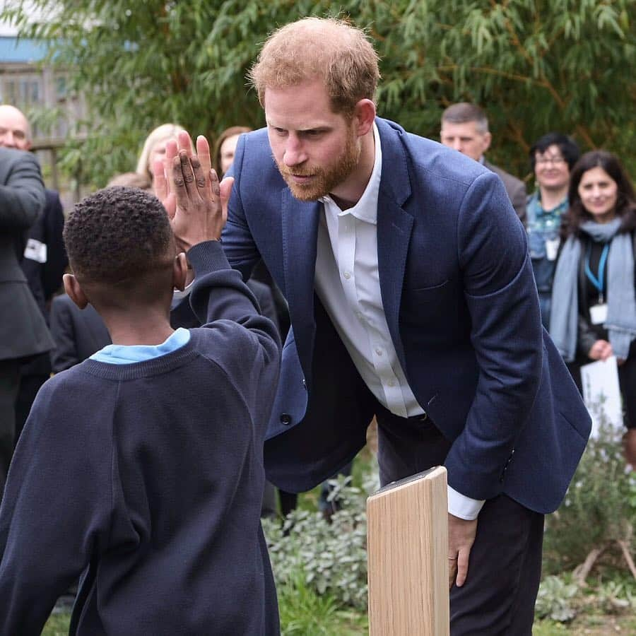 ウィリアム（ケンブリッジ公）さんのインスタグラム写真 - (ウィリアム（ケンブリッジ公）Instagram)「The @QueensCanopy is a conservation initiative, uniting the Commonwealth family of nations in creating a global network of indigenous forests to benefit communities and wildlife, now, and into the future.  Visit @TheRoyalFamily to see The Duke of Sussex join children from St Vincent’s Catholic Primary School in Acton to take part in a tree planting in support of The Queen’s Commonwealth Canopy, together with the @WoodlandTrust. #QueensCommonwealthCanopy #Commonwealth」3月20日 23時37分 - princeandprincessofwales