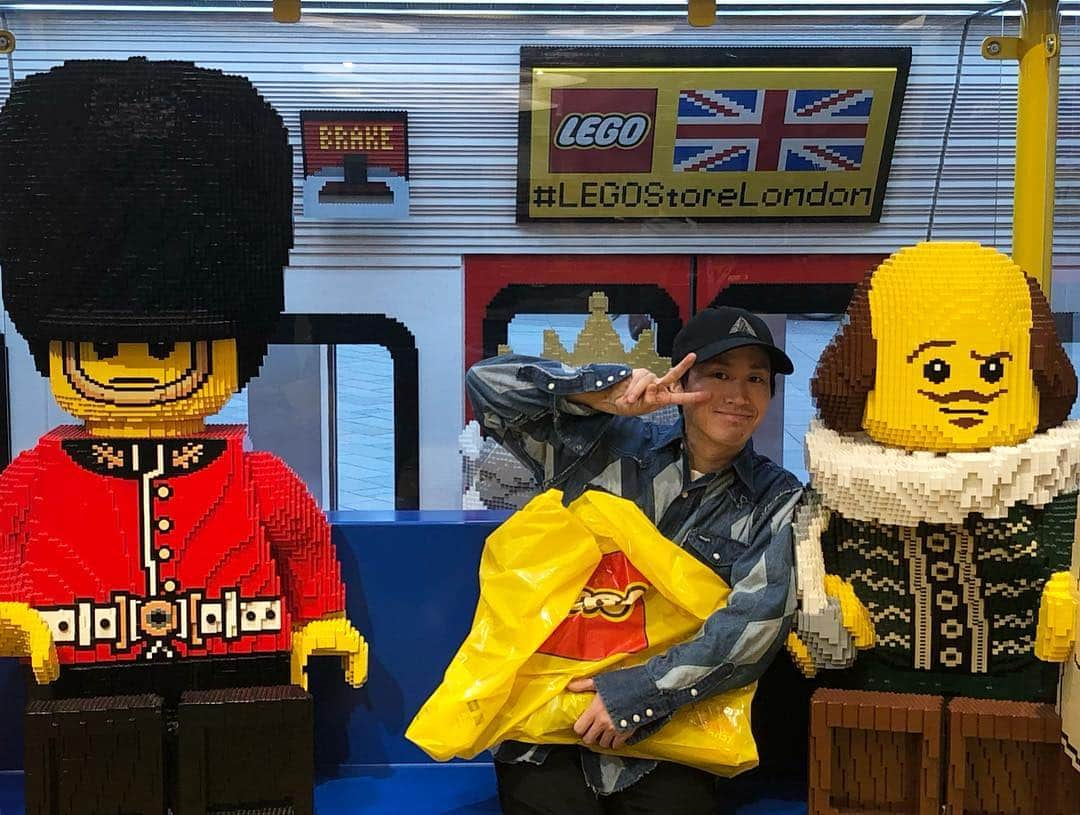 TABLO さんのインスタグラム写真 - (TABLO Instagram)「Bucket list no. 5271: Take a picture in London inside the Tube built out of lego next to William Shakespeare also built out of lego ✔️ #london #런던 #lego #TheTubeWasDelayedAsUsual」3月20日 23時38分 - blobyblo