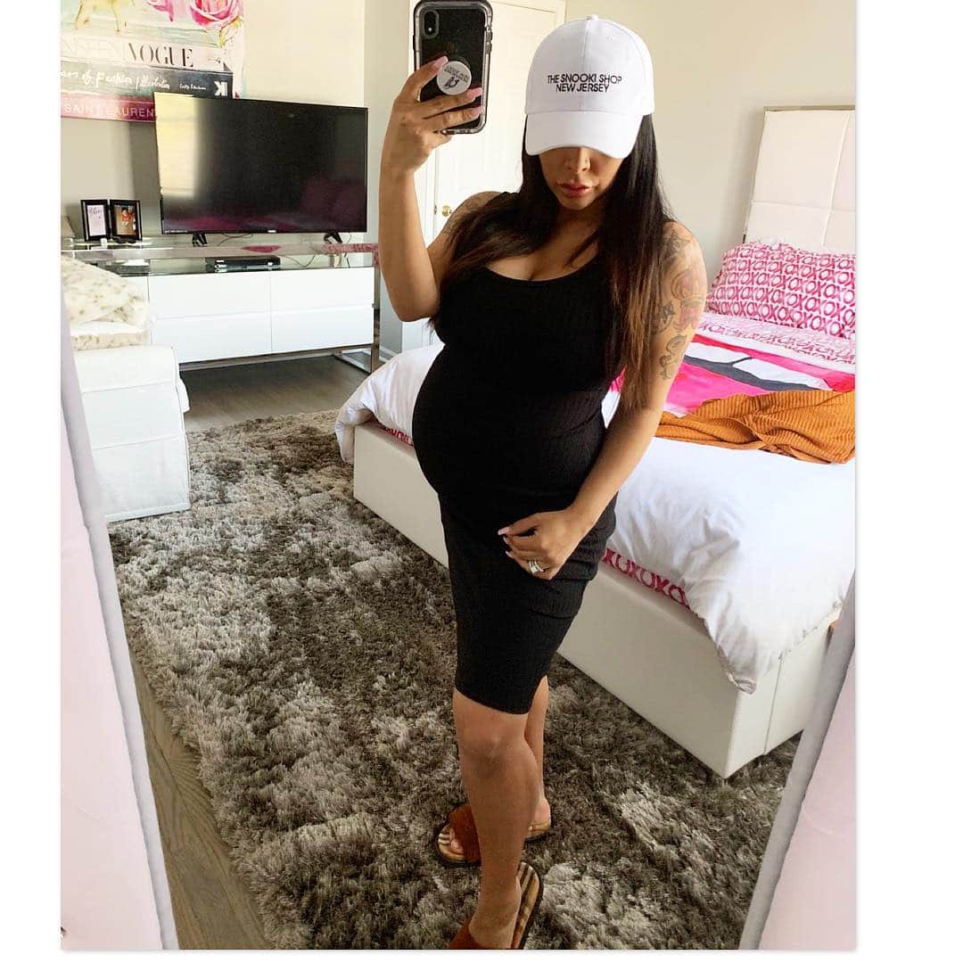 ニコール・ ポリッツィのインスタグラム：「@thesnookishop #mawma」