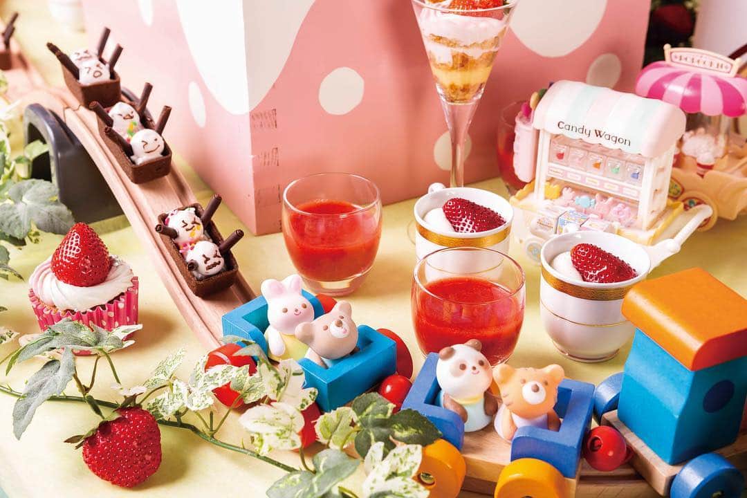 のインスタグラム：「【✨🍓さらに延長決定🍓✨】 ヒルトン東京ベイで開催中の、苺を使ったデザートビュッフェ『ストロベリー・ワンダーパーク』🍓💕 大好評につき、さらに延長となり、5/26(日)までの開催となりました！👏✨ . 「苺の観覧車」🎡や「ストロベリー・パイレーツシップ」など、苺をモチーフにしたデザインの「ゆめかわ」遊園地はまさにフォトジェニック📸💕 . 乗る前も乗ってからもドキドキしっぱなしのローラーコースターをイメージした「スクリーム・チョコレート・コースター」など、約20種類のデザートと約15種類の軽食をビュッフェスタイルでご用意しております。 . お得な事前決済プランもご案内しています🎵 詳細、ご予約はプロフィールの公式HP、または下記URLから↓ https://www.hiltontokyobay.jp/plans/restaurants/sweets/lounge_1812 . 最上階までの吹き抜けが開放的な「ラウンジ・オー」で、思わず写真や動画を撮りたくなるような、春の訪れを感じる華やかなスイーツをお楽しみください🍓💕 . ■期間：2019年5月26日(日)まで ※土・日・祝日のみ営業. ■営業日時 　13:00 ~ 15:00 / 15:30 ~ 17:30（2部制・2時間制） ■料金 　大人　3,100円 　お子様（4～8才）1,200円 　お子様（9～12才）1,800円 ※ドリンクバー付 ※料金には別途サービス料と税金が加算されます。 ※GW期間中の営業はウェブサイトをご確認くださいませ。 . #ヒルトン東京ベイ #ヒルトン #舞浜 #東京ディズニーリゾート #スイーツ #ストロベリー#いちご #イチゴ #苺 #いちごスイーツ #フォトジェニック #カフェ #カフェ巡り #インスタ映え #カメラ女子 #フォローミー #フォロー大歓迎  #hiltontokyobay #hilton #tokyodisneyresort #maihama #cafe #cake  #instafood #strawberry #instafood #followme」
