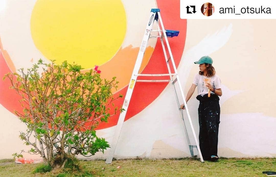 マリアナ政府観光局さんのインスタグラム写真 - (マリアナ政府観光局Instagram)「自分史上最大規模のアートに取り組むアミさん( @ami_otsuka )。少しずつ、けれど着実に完成に向かうアート🎨はどんな色を見せてくれるのでしょうか？🤔 リグラムを待てない❗という方をアミさんのpostを毎日チェックしてね😘 . 🎨 アミ @ami_otsuka 🌏 #CHCC / #サイパン .  @ami_otsuka (@get_repost) ・・・ Painting DAY2. Commonwealth Healthcare Corporation.  大きくて想像より全然進みません、、！！笑  暑くて体力使います、、が明日もがんばります、、！！！(*⁰▿⁰*)！！ (※本日はピートが痛風によりお手伝いできなくなってしまいました。ピートファンの皆様もう暫くお待ちください!!!) @mymarianas_mva  #art #paint #wallpaint #mural #saipan #レジデントインスタグラマー #residentinstagrammer #hellouniversal #saipanlife #壁画アート #テニアン #ロタ島 #マリアナ  #tinian #rotaisland #mymarianas #cnmi #見に行きたい #handpaintedsigns #🎨🎨🎨 #駐車場の壁 #南国生活 #photo_life_best #hafaadai」3月20日 14時43分 - mymarianas_mva