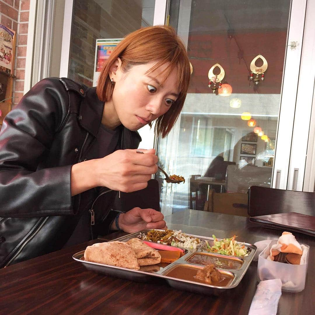 甲斐麻美さんのインスタグラム写真 - (甲斐麻美Instagram)「昨日は目ん玉飛び出るほどに旨い#チキンビリヤニ とカレーを食べました。  衝撃を受けたらこんな顔になるわけです。 一口食べた瞬間の顔ですよ。自分で見て #マジカ ！って思ったよ。  シレッとハズバンドに撮られていましたよ。面白いから載せます（笑） 旨すぎました。ええ。本当に。  そんでインドの歯磨きペースト(めちゃくちゃスパイスいっぱいのペーストで、好き嫌いが別れますね。わたしは大好物w)とトゥルシー茶葉とクミンを買いました。  そして元保護犬のタビちゃんに会いに行ってきました！ 赤ちゃんの頃に山口の周南市で保護されたタビちゃん。 今年で2歳になりました。 幸せに暮らす姿を見られて本当に良かった。 オドとペヤングとまた会いに行くよ🐕🐕🐕🌈✨ #目ん玉飛び出る旨さ #リアルにちょっと飛び出てるw #インド家庭料理 #普通のインドカレー屋さんじゃない #毎日食べたい #豆カレーもヤバイ #弟子入りしたい #歯磨きペーストハンパない #元保護犬 #犬との暮らし」3月20日 14時43分 - kaico_asami