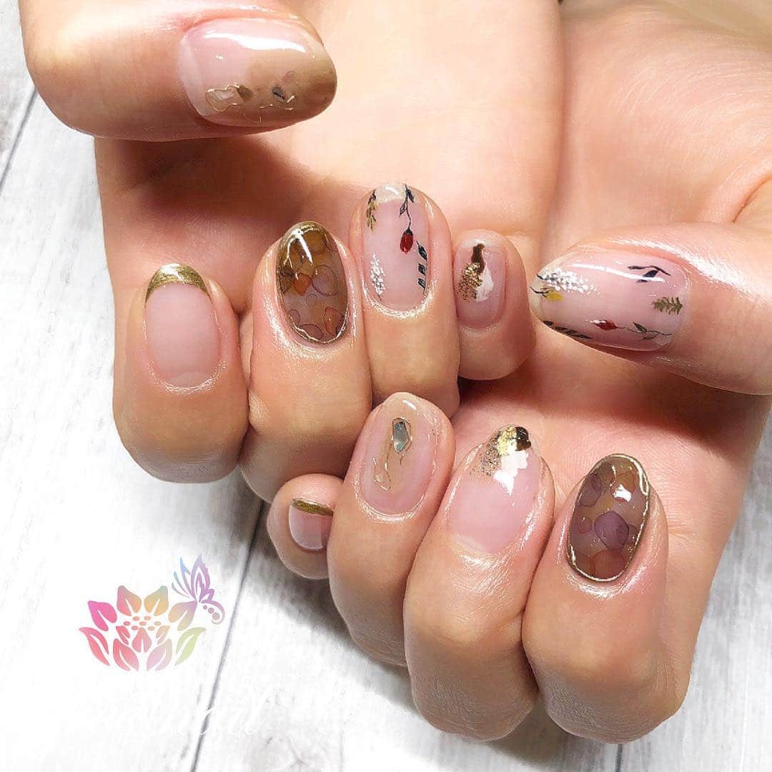 free nail フリーネイルのインスタグラム：「. お客様ネイル💅🏻👒✨ . アンニュイネイル🌹✨ . 小花アートが可愛い、春ニュアンス💗✨ . ご来店ありがとうございました🙇🏻‍♀️🙇🏻‍♀️🙇🏻‍♀️💗 . #ネイル #フリーネイル #ネイルアート #ジェルネイル #ネイルサロン #大阪ネイルサロン #ネイルデザイン #ネイルチェンジ #小花ネイル #フラワーネイル #アンニュイネイル #ニュアンスネイル #クリアカラーネイル #ブラウンネイル #デザインネイル #シンプルネイル #トレンドネイル #ガーリーネイル #春ネイル #スプリングネイル #美甲 #日式美甲 #springnails #nailsart #nailsalon #nailsdid #newnails #newnail #freenail」