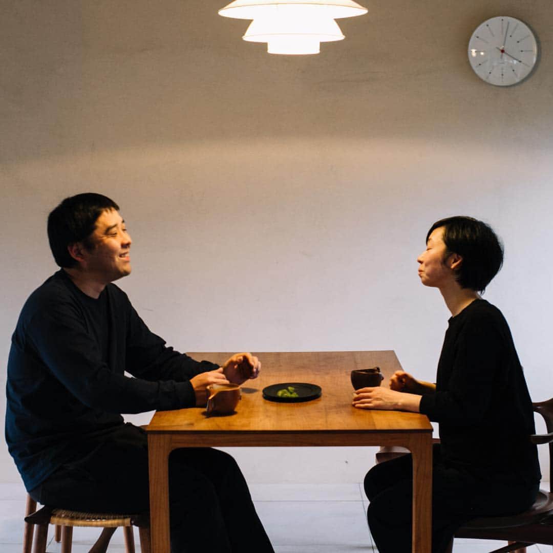 récolteレコルトさんのインスタグラム写真 - (récolteレコルトInstagram)「【EATips】Meet Up! . 料理好きに会いに行く「Meet Up!」Vol.10 後編を公開しました😊🎶 .　 前編に続き、登場していただくのは、群馬県富岡市でキッチンツールや木製家具の製作販売を行う〈HOKUTO 59〉デザイナー、関根北斗さんとサチコさんご夫妻（@anagumatosougu） . 後編では、北斗さんが夢中になっているというラテアートを楽しむ、コーヒータイムにぴったりのデザートを、［スライドラックオーブン デリカ］と［カプセルカッター キャトル］を使って作っていただきました！ カリっと焼いたライ麦パンに手作りのディップをのせたスイーツは疲れが吹き飛ぶおいしさでした👏👏👏😋 . もともとコーヒーがお好きではなかったという北斗さんが、製品の使い心地を確かめるためにラテアートまでできるようになってしまったというお話もとても素敵でした😂✨ . 「Meet Up!」Vol.10 後編はこちら https://recolte-jp.com/eatips/people/meetup/10-second-part/ . #recolte　#レコルト　 #MeetUp　#hokuto59　 #capsulecutterquatre　 #カプセルカッターキャトル #sliderackovendelicat #スライドラックオーブンデリカ #スイーツ #デザート #ディップ　 #手作り #手料理　 #おいしい #美味しい #おうちカフェ #食卓  #料理好きな人と繋がりたい #テーブルクッキング  #キッチン家電 #ギフト家電　 #eatips #イーティップス」3月20日 14時44分 - recolte_official