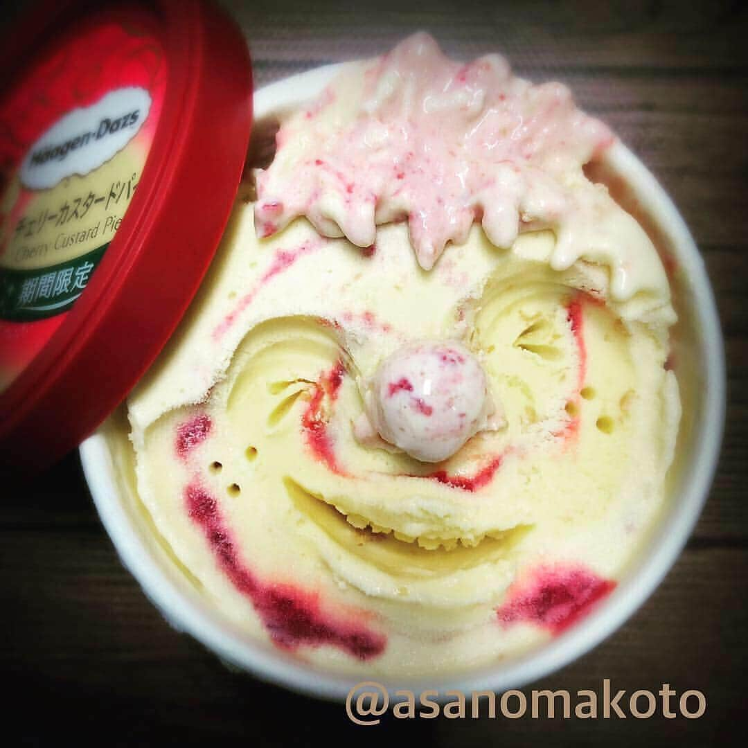 asanomakotoのインスタグラム：「Sono qui per mandarti un sorriso oggi✨😁🍨 スマイルのお届けにまいりました😀 期間限定のチェリーカスタードパイ食べました🍒🥧マーブルソースのジェラート好きな方は絶対美味しく召しあがれると思います😆 今日暖かいからソッコー溶けた💦 #haagendazs #HäagenDazs #haagen_dazs  #love #haagendazsid  #チェリーカスタードパイ #icecream #icecreams #iceart #smile #happy #instafun #instapop #instacool #instagood #instaice #instaicecream #instafollow #yokohama #ハーゲンダッツ #アイスクリーム #カップアイス  #instafood #photooftheday #webstagram #期間限定 #japonais #哈根達斯 #하겐다즈」