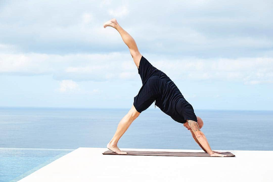 マイケル・クリムさんのインスタグラム写真 - (マイケル・クリムInstagram)「The one thing I always say after doing yoga... “I feel so good I should really do more yoga”. #yoga #mindfulness #balance #bali #skinfitness @klimbymichaelklim」3月20日 14時46分 - michaelklim1