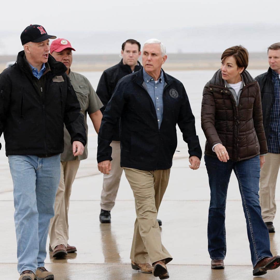 NBC Newsさんのインスタグラム写真 - (NBC NewsInstagram)「VP Pence is flanked by Nebraska Gov. Pete Ricketts and Iowa Gov. Kim Reynolds upon his arrival in Omaha to view the recent floods and offer support for its victims on Tuesday. . 📷 Nati Harnik / @apnews」3月20日 14時47分 - nbcnews
