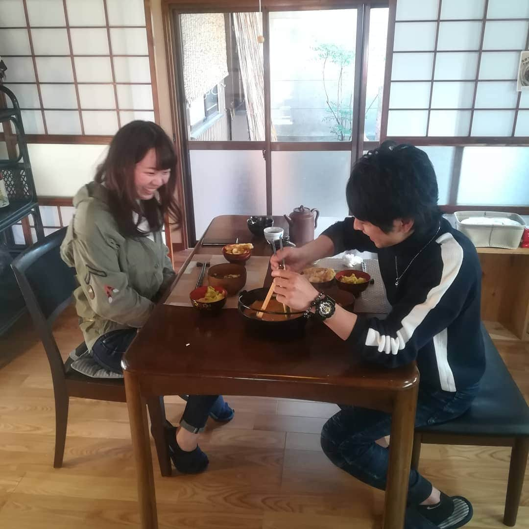 桑原淳のインスタグラム：「今日もコネコネほうとう体験スタッフ。ほうとう先生に会いたいなぁ。 #ほうとう体験 #サムライゲストハウス #ほうとう作り体験」