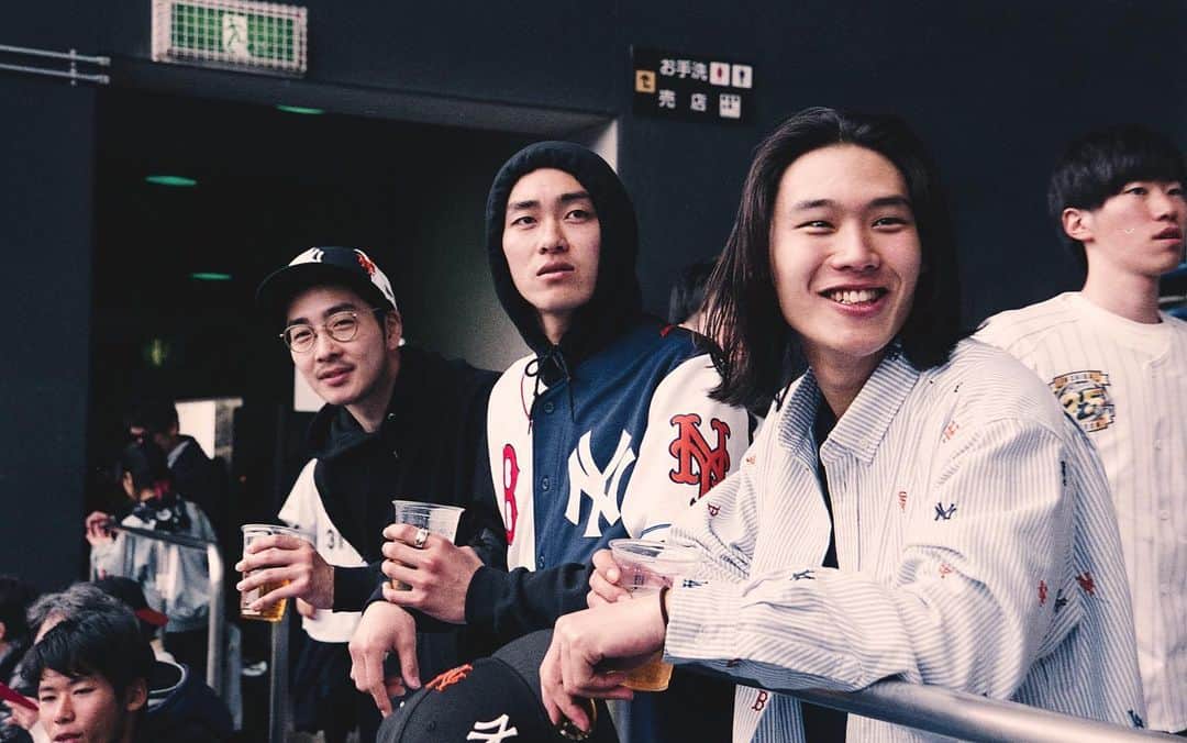 のインスタグラム：「MLB × BEAMS  MLB 本日開幕戦🔥🔥 アメリカの国民的スポーツである、メジャーリーグベースボール（MLB）とビームスによるコラボレーションが実現。  @mlbjapan  @majestic_japan  @newerajapan  #HARAJUKU＿BEAMS #beams #ビームス #原宿」
