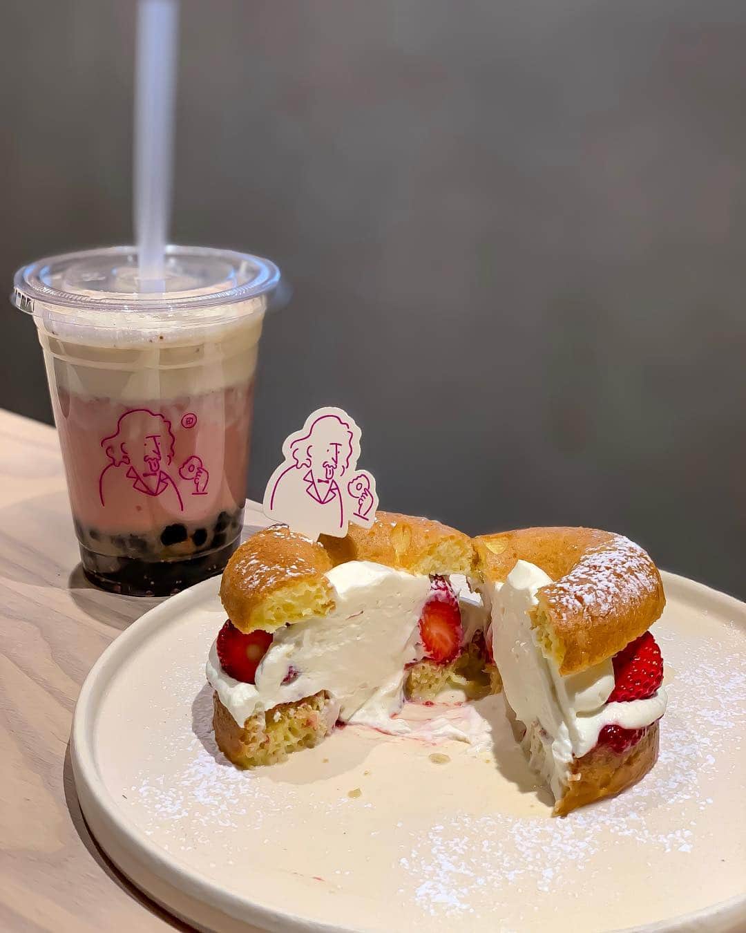 Yukicoさんのインスタグラム写真 - (YukicoInstagram)「🍽 ドーナツメルト ストロベリー🍓 和三盆のシロップをたっぷり含んだドーナツが じゅわっと美味しい♡ めちゃくちゃ おいしい♥️♥️♥️ ナイフとフォークでいただきます🙏🏻 まさに新食感ドーナツショートケーキ🍰 イートインでお楽しみください♡ ‥‥‥‥‥‥‥‥‥‥‥‥‥‥‥‥‥‥‥‥‥‥‥‥‥‥‥‥‥‥‥‥‥‥ #deliciousfood#gatheringslikethese#foodandflatlay#flatlay#beautifulcuisines#livethelittlethings#loves_vscolifestyle#momentsofmine#inspiredbypetals#tv_stilllife#still_life_gallery#thatsdarling#nothingsordinary#kyotocafe#kyotosweets#いちごスイーツ#ショートケーキ#ストロベリースイーツ#コエドーナツ#京都グルメ#京都カフェ#京都スイーツ#ドーナツ#ドーナツ部#コエドーナツ#竹かご#隈研吾#隈研吾デザイン#おは朝」3月20日 14時55分 - yukicolifecom