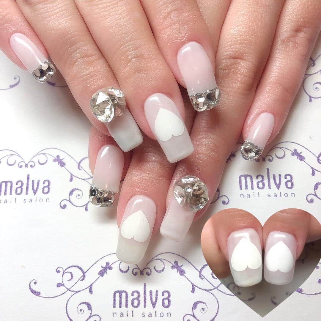 nailsalon malva（ネイルサロンマルヴァ）さんのインスタグラム写真 - (nailsalon malva（ネイルサロンマルヴァ）Instagram)「お客様持ち込みデザイン♡ ロングなスクエアカットに大きなVカットストーンでキラキラに✨ハートのくり抜きはエアブラで吹き付けてるので、はっきりくっきりとアートします❣️ 持ち込みデザインをされたい方はお見積もりも出せますので、LINEで一度ご相談下さい♡ nailsalon malva  ご予約はLINEからがオススメです☆ 🌙原宿LINE ID→《@malva》 ※@を忘れずに‼︎ 全てのアートや料金表はHPより http://www.malvanail.com/sp/  #malva#マルヴァ#ネイル#gelnail#nail#nailart#naildesign#nailstagram#ジェル#gel#ジェルネイル#ネイルデザイン#原宿ネイル#nailsalon#ネイルサロン#ネイルチップ#森絵里香#malvaネイル#malvanail#ネイリスト募集#美甲#ロシアンマニキュア#ハンドネイル#クリスタルネイル」3月20日 15時00分 - malva_nail