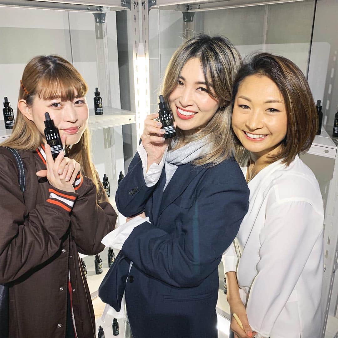 のインスタグラム：「@bobbibrownjapan  季節の変わり目のゆらぎ肌や、これからの紫外線対策にぴったりなSPF 40 (PA++++）/冬虫夏草配合のセラムファンデーション✨ @bb_jp_sessou 私の大好きなアーティストさん、ヘルシービューティーでいつもとっても素敵💄 みんな#美容液ファンデ パワーでツヤツヤ🥰✨加工してないよ、すごい!!! #ボビイブラウン #bobbibrown #intensiveskinserumfoundation #foundation #skincare #basemakeup #makeup #beauty #cosmetics #thankyou」