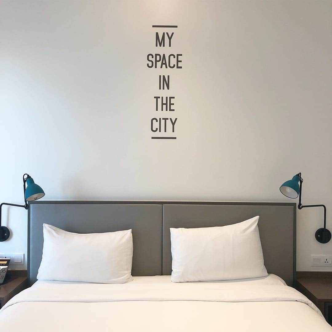 のインスタグラム：「. 今回滞在しているROVE HOTELS 🛋 . スタイリッシュで今時なオシャレなホテル。 徒歩1〜2分でスーパーもあって便利です◎ . ホテル内にあるレストランthe dailyで 毎日朝食ビュッフェを食べていて (サラダ、果物、クロワッサンの毎日🥰) 夕食もちょろっと食べたり。。♡ . あっという間にドバイ滞在も最終日。 あぁ投稿が追いつかない🤕 . #ik_travel#ik_dubai#rovedubaimarina#rovehotels#rovehotel#dubaihotels#dubaihotel#visitdubai#mydubai#tabijomap_dubai#ambassador#dubaitravel#dubaitrip#trip#travel#ドバイ#ドバイホテル#タビジョ#ドバイ旅行#女子旅」