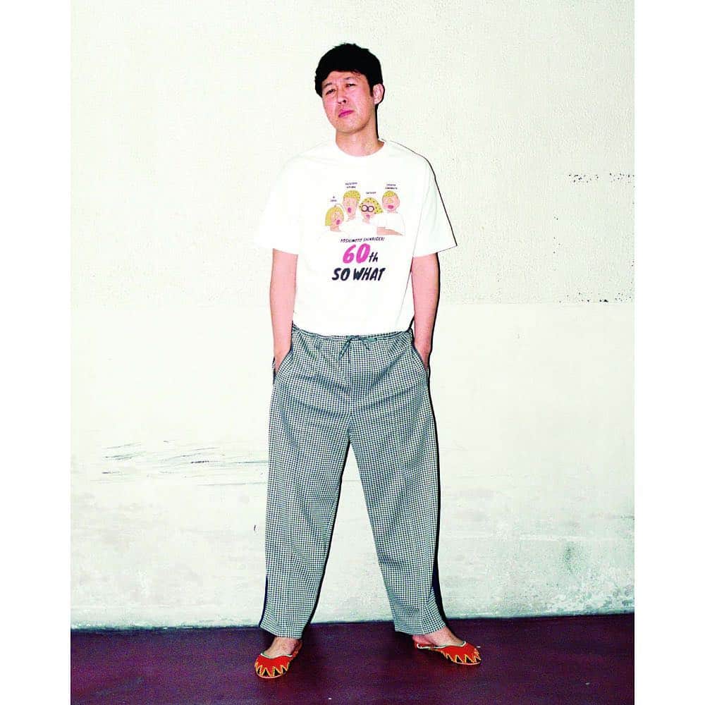 のインスタグラム：「【 吉本新喜劇 × JOURNAL STANDARD 】 2019年3月1日（金）に 60 周年を迎えた、吉本新喜劇と JOURNAL STANDARD のコラボーレーションが実現。 . 60周年を機に、次なる「吉本新喜劇」を目指して、全国の皆さまに感謝の思いと笑いをお届けするべく『吉本新喜劇ワールドツアー ～ 60 周年 それがどうした！～』を開催。小籔千豊・川畑泰史・すっちー・酒井藍の 4 座長が 2 座長ずつでタッグを組み 47 都道府県で公演を敢行、さらに海外公演も予定しています。 . そんな一年を通して駆け巡る『吉本新喜劇ワールドルツアー』のグッズの一部を、すち子コラボの記憶も新しい JOURNAL STANDARD が担当。 . 記念すべきコラボレーションの第一弾は、気鋭のアーティスト「AYAKA FUKANO」を起用し、本ワールドツアーを回る 4 座長「小籔千豊」「川畑泰史」「すっちー」「酒井藍」を、「AYAKA FUKANO」独自の目線で T シャツや雑貨にデザインとして落とし込んでいます。 . 明日リニューアルオープンする難波店をはじめ、神戸店、京都店、ルクア店、新宿店、公式通販ベイクルーズストア、なんばグランド花月 1F 売店、吉本直営売店で3月21日（木・祝）発売予定。 . また、ファッション雑誌『カジカジ』4月号では、今回のコラボアイテムを着用したタイアップページも公開中！ . 是非、お近くの書店やコンビ二でお求めください！ . . 詳細はハイライト "Recommend" から . . @yoshimotoshinkigeki @koyabukazutoyo_shinkigeki @ayahundred  @cazicazi_comepass . . ¥3,800+tax　NO.19071610021410 . . #ジャーナルスタンダード #吉本新喜劇  #小籔千豊 #カジカジ #journalstandard  #baycrews #2019SS #yoshimotoshinkigeki #ayakafukano #cazicazi #fashion」