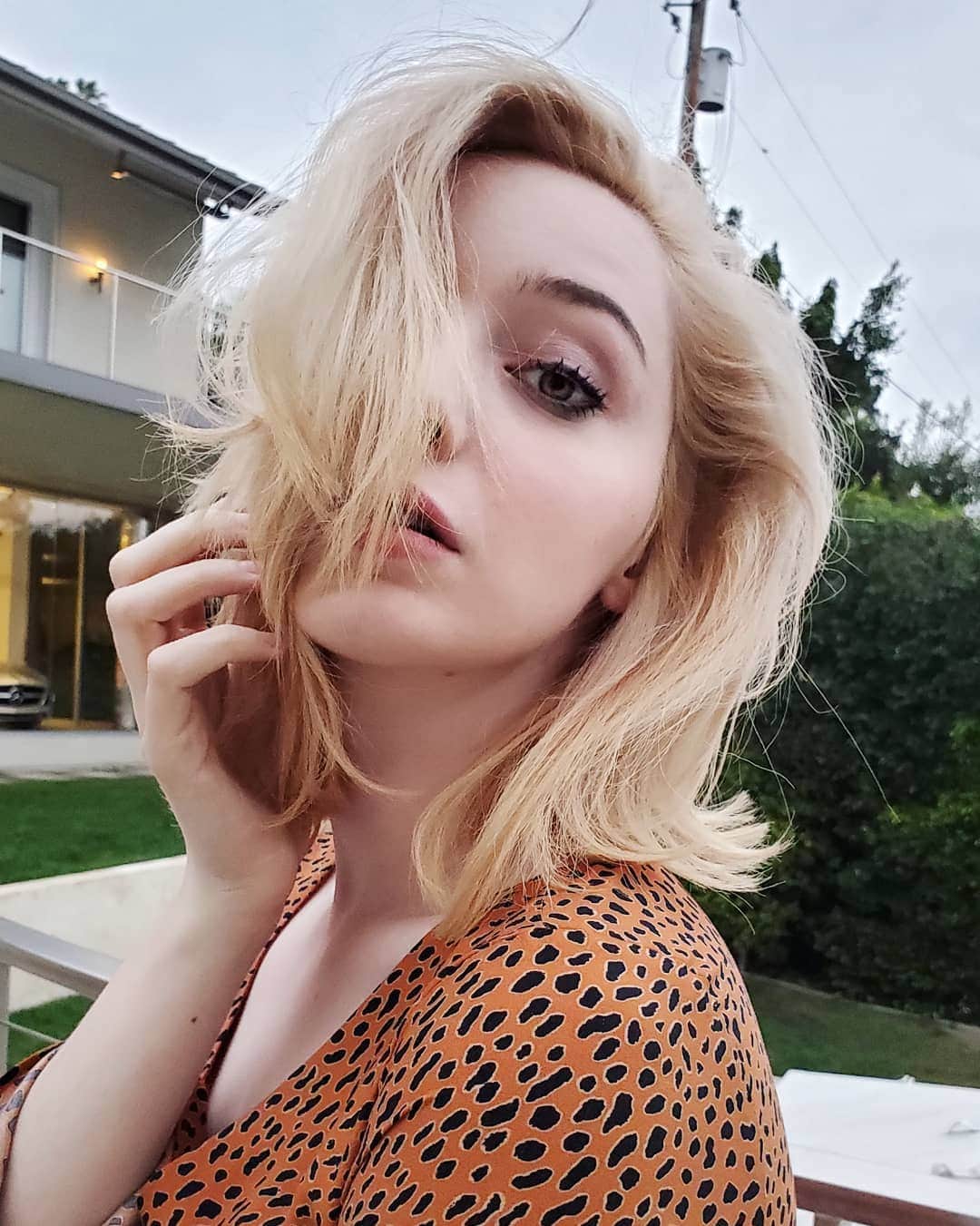 エマ・デュモンのインスタグラム：「I got bleach in the blonde like Pamela 💗」