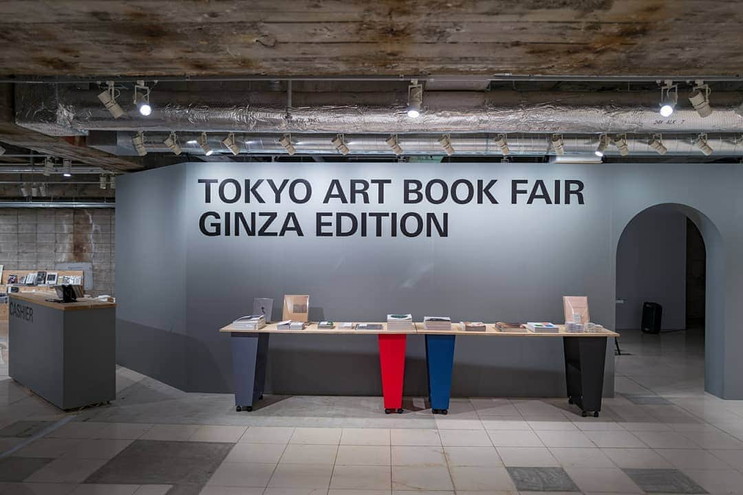 GINZA SONY PARK PROJECTさんのインスタグラム写真 - (GINZA SONY PARK PROJECTInstagram)「​開催中の「#006 TOKYO ART BOOK FAIR: Ginza Edition」。個性豊かなアートブックやZINEとの新しい出会いをお楽しみいただけます。 座れるスペースもありますので、ぜひご利用ください！  #ginzasonypark #銀座ソニーパーク #GS89 #TABF #TOKYOARTBOOKFAIR #ZINE #アートブック #zinesmate #zinesmateshop #artbook #読書 #本 #銀座 #ginza」3月20日 15時16分 - ginzasonypark