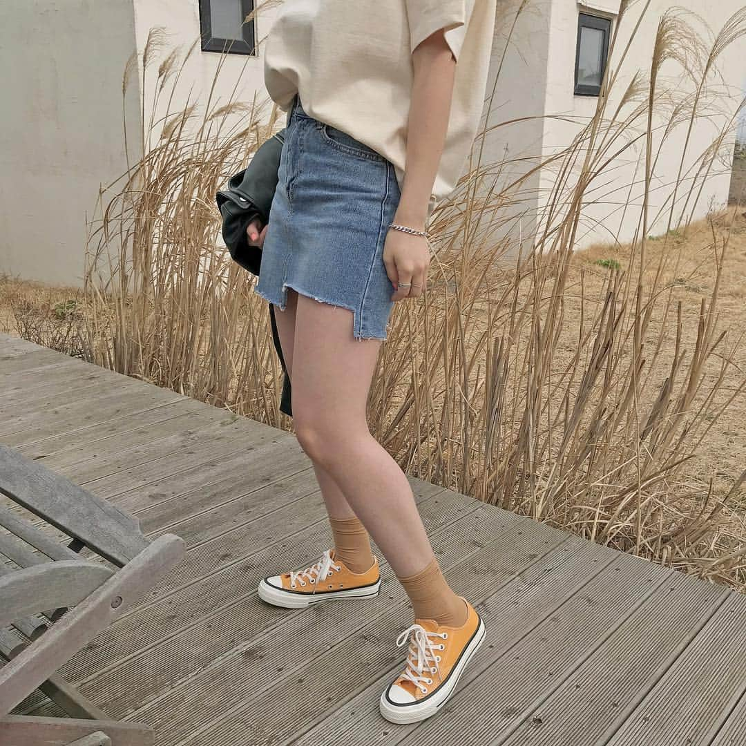 MeJiwooさんのインスタグラム写真 - (MeJiwooInstagram)「오늘 업뎃 신상💛 선글라스,자켓,이너티,데님스커트,양말,스니커즈까지 전부 미지우 상품👏🏻」3月20日 15時22分 - mejiwoo103