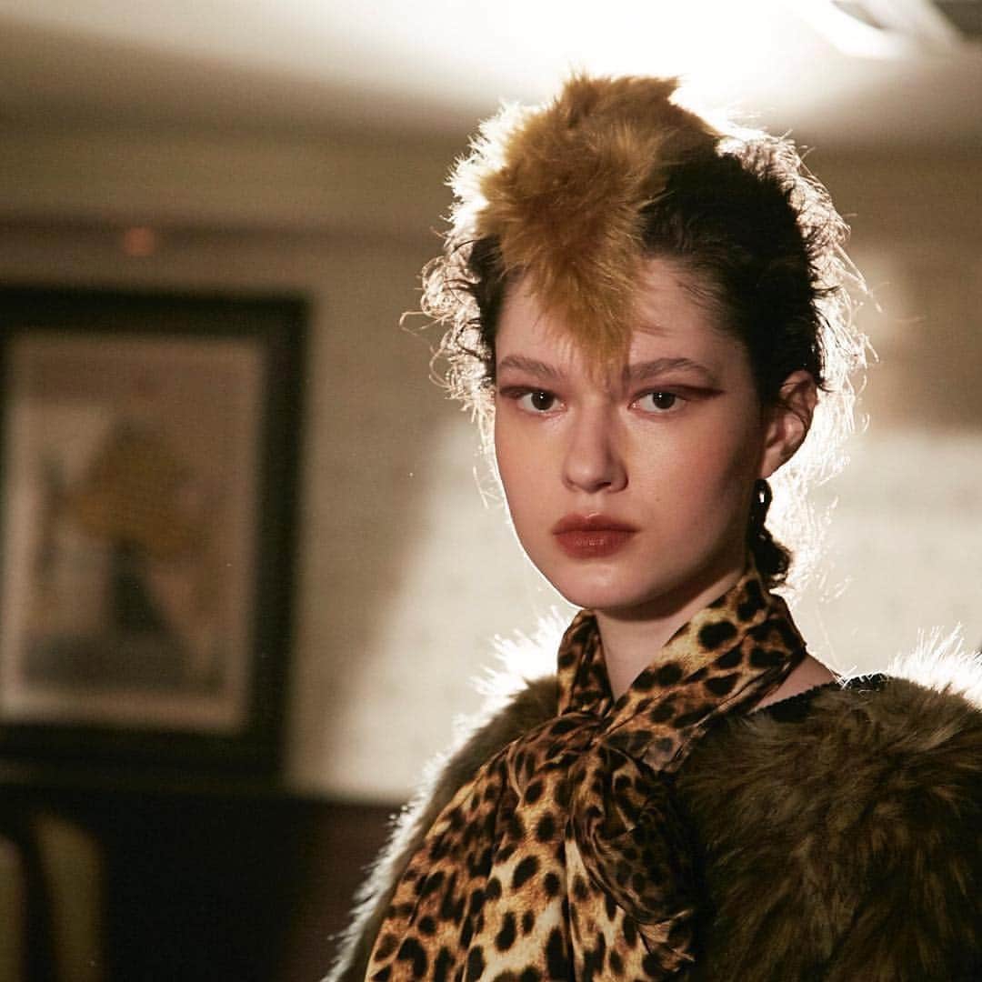 のインスタグラム：「THE Dallas  aw19 『EMO』 . #hair and #makeup  @ikukoshindo . . .  #repost @shiseido_hma via @PhotoAroundApp  Tokyo Fashion Week  #afwt #aw19  THE Dallas @the_dallas_lab  #backstage hair and make by @shiseido_hma  #headartist by @ikukoshindo  @shiseido #beautyreimagined  #visiblefeelsinvisible  @shiseidopro_official  #shiseidoprofessional  #fashion #fashionweek  #makeup #hair」