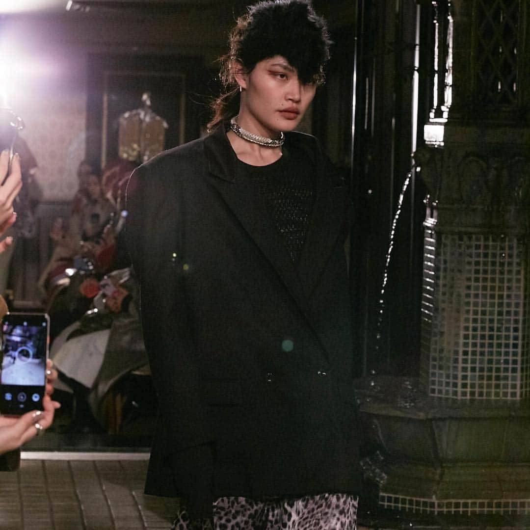 のインスタグラム：「THE Dallas  aw19 『EMO』 . #hair and #makeup  @ikukoshindo . . .  #repost @shiseido_hma via @PhotoAroundApp  Tokyo Fashion Week  #afwt #aw19  THE Dallas @the_dallas_lab  #backstage hair and make by @shiseido_hma  #headartist by @ikukoshindo  @shiseido #beautyreimagined  #visiblefeelsinvisible  @shiseidopro_official  #shiseidoprofessional  #fashion #fashionweek  #makeup #hair」