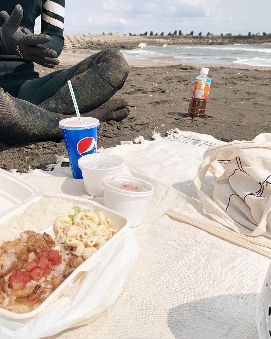 栗山遥さんのインスタグラム写真 - (栗山遥Instagram)「砂浜lunch🐚 お店で食べるよりも、絶対おいしい❤︎ 暖かくなってきたね〜〜幸せだ❤︎」3月20日 15時31分 - harukakuriyama