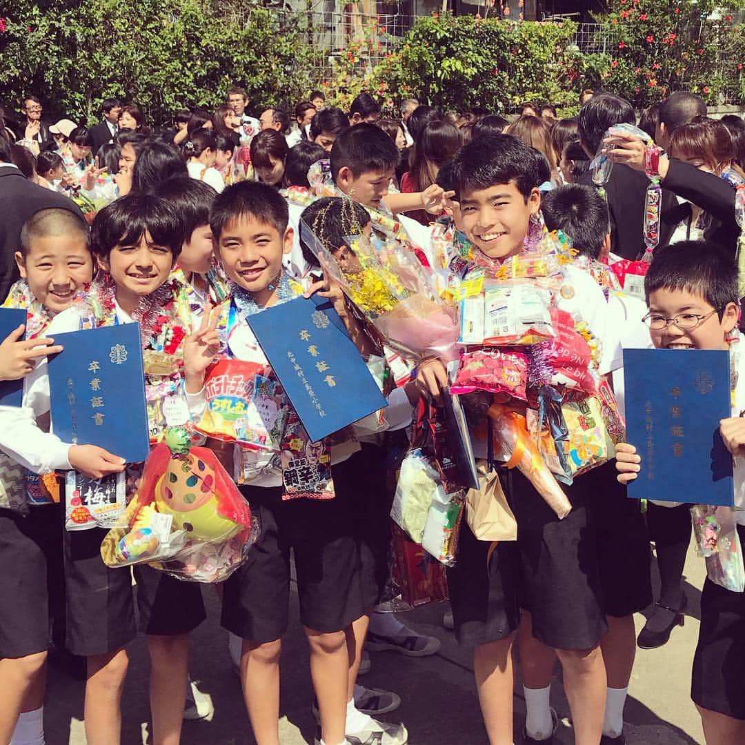 のインスタグラム：「今日は今日とて 息子の卒業式で涙腺が。。 そっか、家から小学生が居なくなるのか。寂しいな。。 でも、卒業おめでとう  君を見てるさ。 月と見てるさ。」