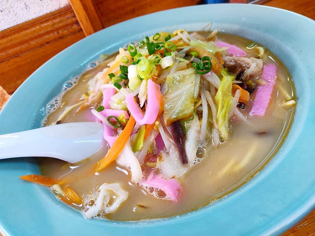 のインスタグラム：「＿＿＿＿＿＿＿＿＿＿＿＿＿＿＿＿＿ 🍜：ちゃんぽん 🏠：李花(諫早) ￣￣￣￣￣￣￣￣￣￣￣￣￣￣￣￣￣ 【町の食堂でちゃんぽん】 長崎着いたらちゃんぽん食べたいよね。てなわけで、まずは諫早でいただく。軽食スタイルなお店は小上がりもあって落ち着く。普通に定食がめっちゃ美味そうでそそられるが、ちゃんぽん注文からの… . ちゃっくどぉ〜ん！！ . とんこつ鶏ガラベースかな？うまみの詰まったスープに炒めた具の香ばしさがスープによく移っている。ちゃんぽん独特のプツンとした歯切れも悪くない。とにかく野菜やらの具材が美味しかった。」