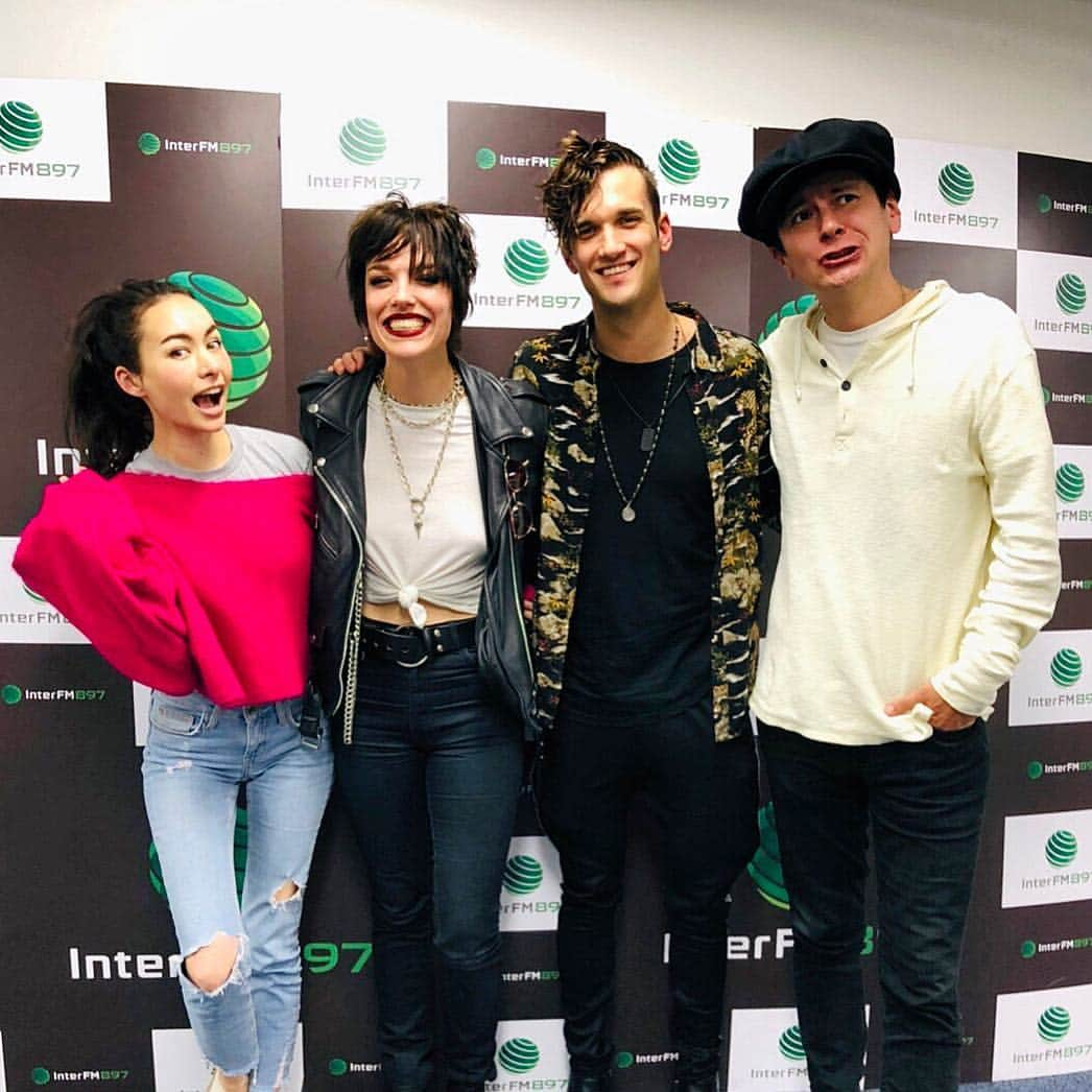 シャウラさんのインスタグラム写真 - (シャウラInstagram)「HALESTORM!! I’m recovering from a stomach bug and I’m not at my best but these guys transferred so much of their great energy on to me! DELIGHTFUL!  胃腸炎からリカバリー中の私あまり元気じゃないですがヘールストームの2人が元気で溢れててとっても元気になった！ありがとう！！ #halestorm #music #downloadfestival」3月20日 15時40分 - shaula_vogue