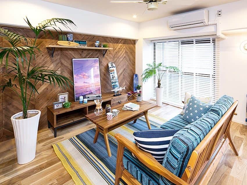 のインスタグラム：「.﻿ RE住むリノベーションプラン『BEACH STYLE』﻿ ﻿ イメージしたのはアメリカ西海岸のビーチハウス。﻿ 開放感あふれるリビングにヘリンボーン張りの壁、住むほどに味わいを深めていく無垢材は西海岸の開放感を感じさせてくれます🎶﻿ ﻿ デニムソファーやラグなど、西海岸テイストのインテリアや小物も相性バツグンです！﻿ ﻿ @resumu_renovation﻿ ﻿ ﻿ #RE住む #RE住むリノベーション #リノベーション #マンションリノベ #中古マンション #中古リノベ #マイホーム #住宅 #家具 #ライフスタイル #西海岸 #西海岸テイスト #西海岸インテリア #カリフォルニア #カリフォルニア工務店 #ビーチハウス #海が好き #ヘリンボーン #家づくり #暮らしを楽しむ #無垢の床 #サーフスタイル #ウッドデッキ #サーフ女子 #サーファーズハウス﻿ #wtw #surf #beach #wtwstyle」