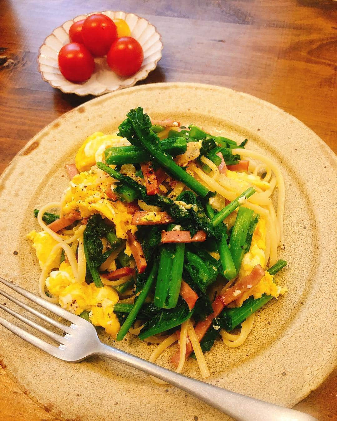 黛英里佳さんのインスタグラム写真 - (黛英里佳Instagram)「昨日の問題、正解は「かき菜」でした🤗 地域によって違う呼び方があるんですね🧐 事務所のマネージャー陣に聞いてもみんな分からなかったのでちょっと難しかったかもしれません😅💦 お浸しにしても美味しいですが、わたしはベーコンと卵でにんにく醤油パスタにしました😋 クセがなく甘みもあって美味しい春野菜です😚 #かき菜#お昼ごはん#パスタ」3月20日 15時57分 - erikamayuzumi_official