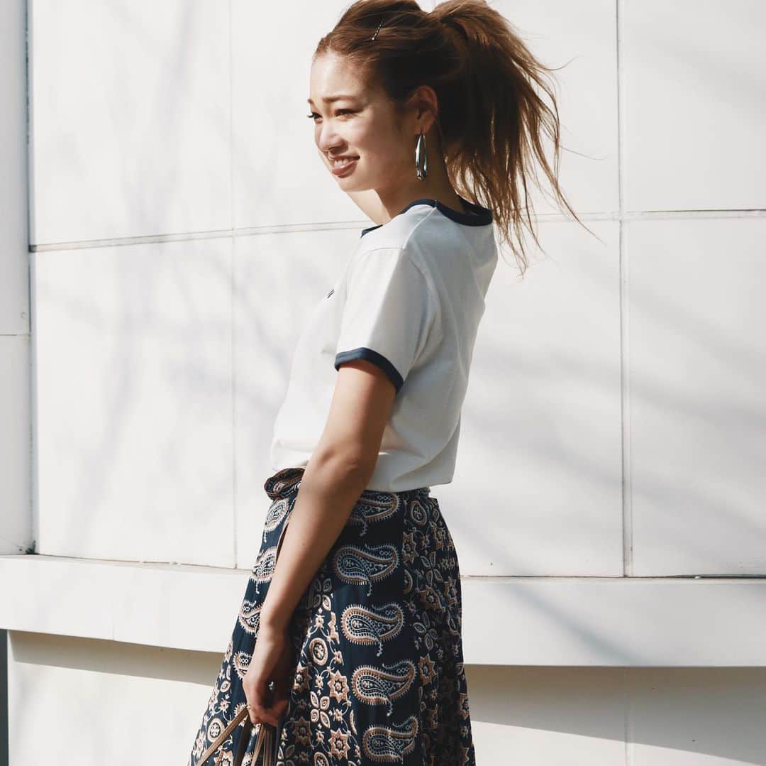 のインスタグラム：「・ ・ #ペイズリープリントラップスカート ・ ・ やあーっと明日入荷ですっ🙆‍♀️️💓 でもかなり少ないので朝1がオススメです😭️💓 ・ オススメがいーっぱいです️💓 ・ ・ #Ungrid#ungrid_official #ungridコーデ  #coordinate#outfit#コーデ #スカート#柄スカート#カジュアル」