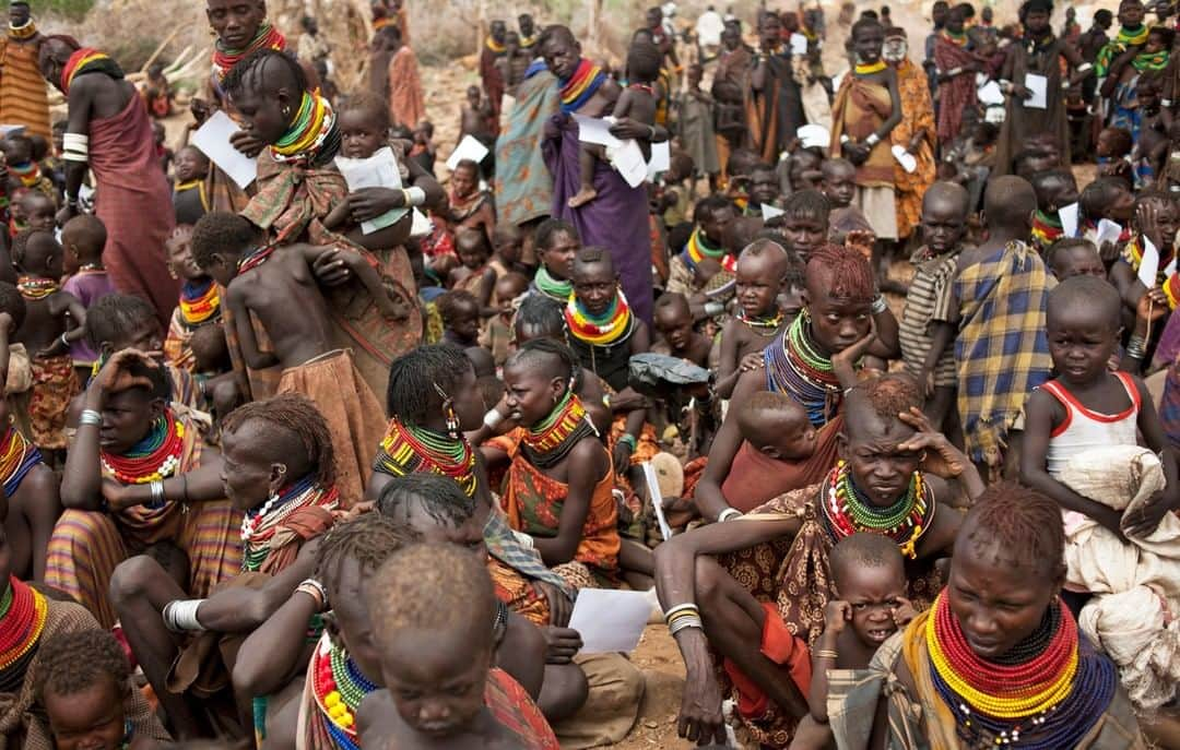 ナショナルジオグラフィックさんのインスタグラム写真 - (ナショナルジオグラフィックInstagram)「Photo by @lynseyaddario | Doctors without Borders (MSF) delivered a food distribution on behalf of the World Food Programme for severely malnourished children in the village of Mayan, in Turkana, Kenya, August 15, 2011. The horn of Africa was suffering one of the worst droughts in years, displacing thousands, and killing others through severe malnutrition. In response to the increasing severity of the situation, MSF was operating an emergency nutrition intervention in Turkana.」3月20日 16時02分 - natgeo