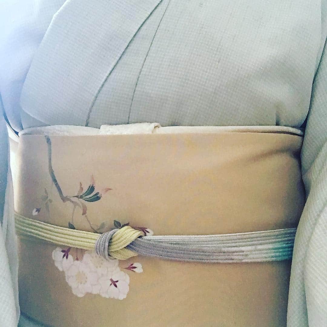 荻原和歌のインスタグラム：「今年もなんとか間に合った#桜 の#帯 。気に入ってます。季節しばりの帯は「１年でここという時しか身に纏えない」と考えるか、「１年に一度確実に出番がある」と考えるか。 #荻原和歌 #spring #kimono ＃obi #sakura #cherryblossom」