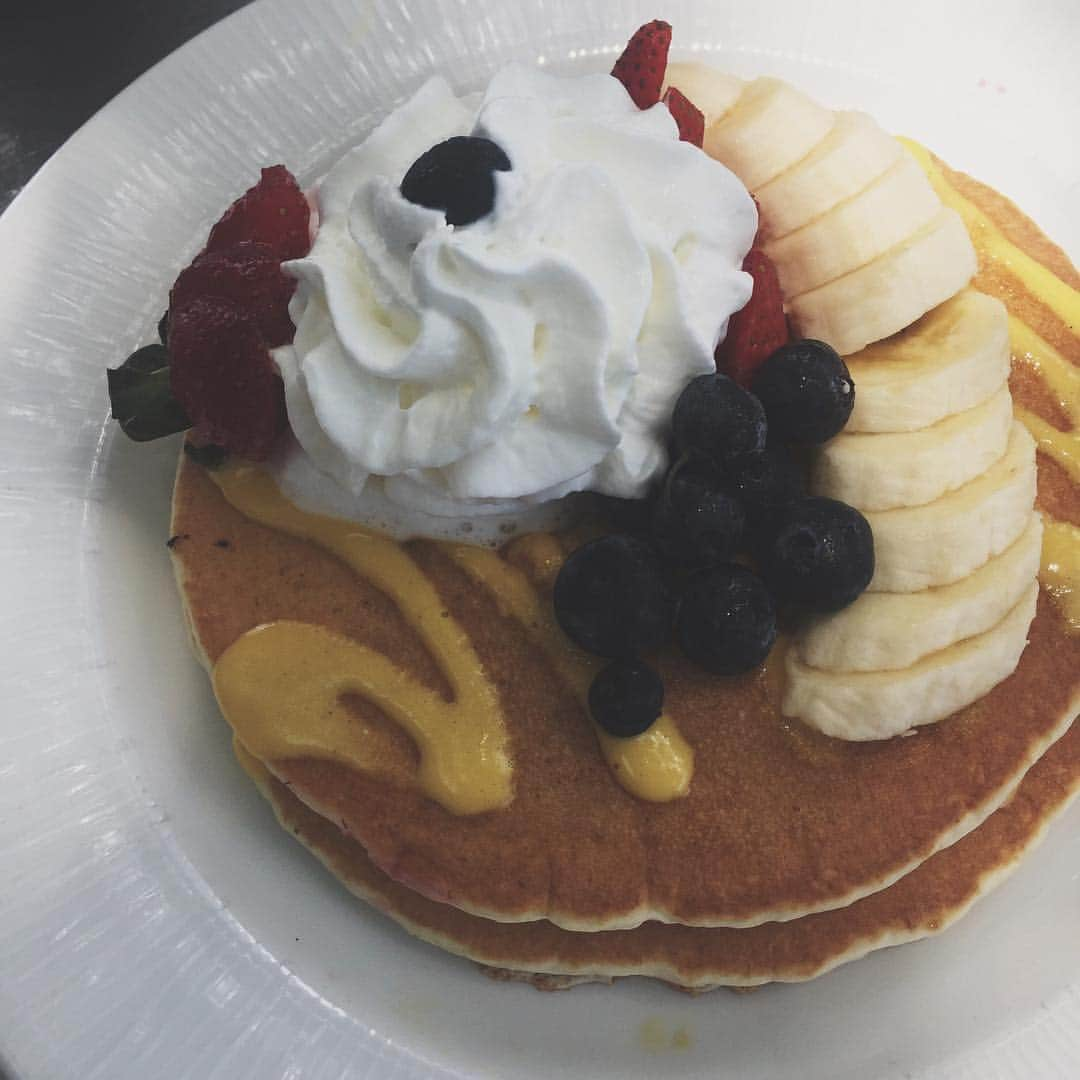 中津悠希さんのインスタグラム写真 - (中津悠希Instagram)「ボガーツカフェで朝ごはん🥞🏝✨ #hawaii #ハワイ #family #trip #breakfast #asaibowl #pancakes #bogartscafe」3月20日 16時15分 - yukinakatsu